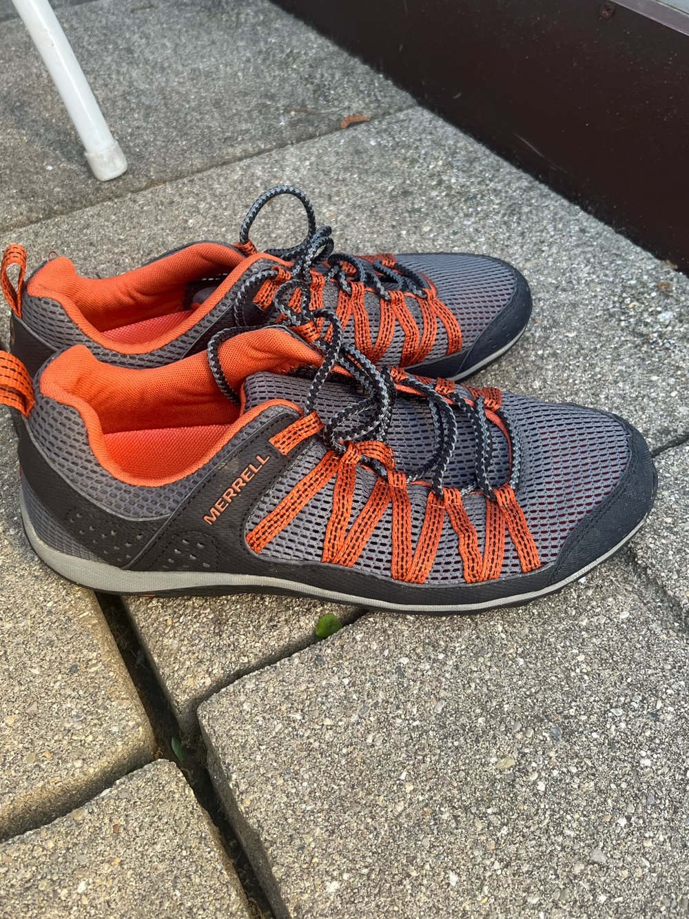 Merrell Coastrider men's low-top trainers gray mesh upper orange accents size 9